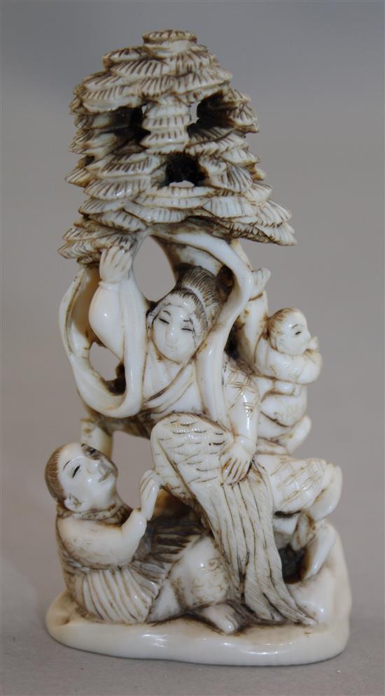 A Japanese ivory okimono netsuke, early 20th century, 7.7cm